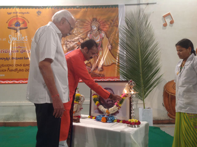  L.V.Gangadhara Sastry, Founder Chairman. Bhagavidgita Foundation deliberating essence of Bhagawadgita to residents of SMILES and guests.