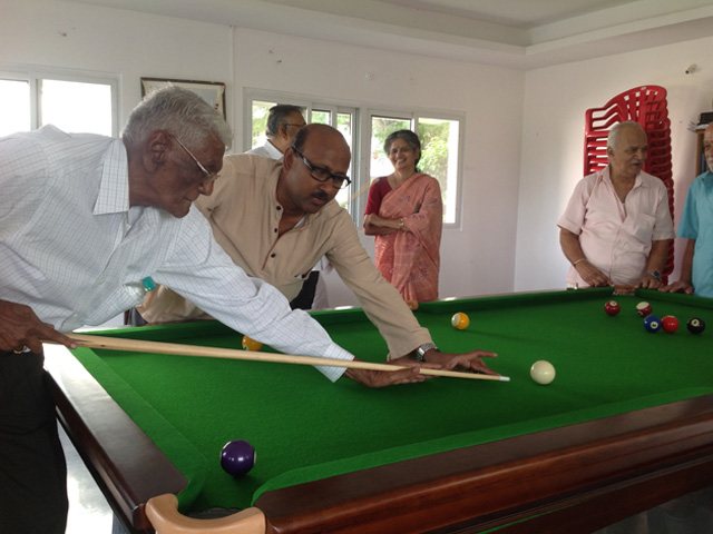 RESIDENTS ENJOYING SNOOKER AT SMILES