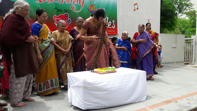 Birthday Celebrations of Dr. Chenraj Roychand - Chairman, The
Jain Group of Industries. Conducted by SMILES along with Jain Toddlers,
Tadbund Branch, Secunderabad.