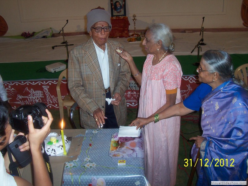 Cake cutting at smiles old age home in hyderabad (4)